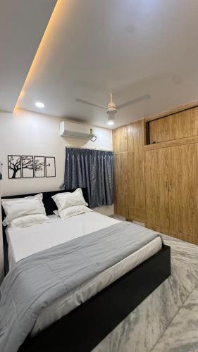 ein Schlafzimmer mit einem großen Bett und einem Fenster in der Unterkunft Blue moon in Hyderabad