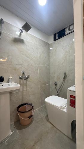 ein Badezimmer mit Badewanne, Waschbecken und Toilette in der Unterkunft Blue moon in Hyderabad