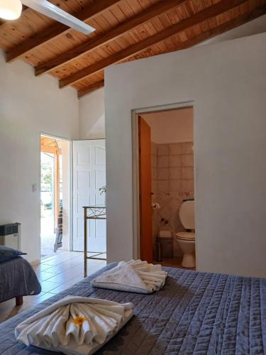 ein Schlafzimmer mit einem Bett mit zwei Handtüchern darauf in der Unterkunft Posada L'Agustina in Nono