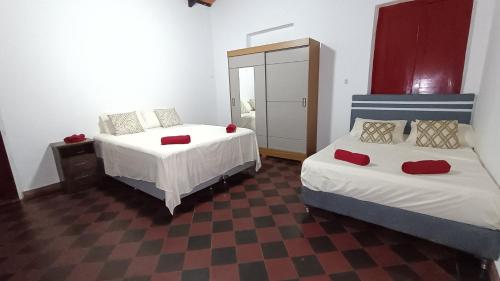 Ángela María في كاكوبي: غرفة نوم بها سريرين ومرآة