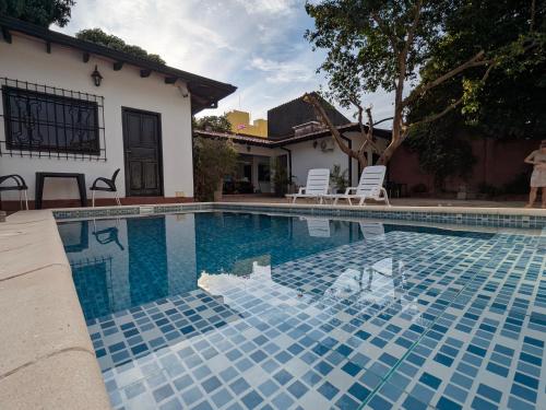 Ángela María في كاكوبي: مسبح بالبلاط الازرق في المنزل