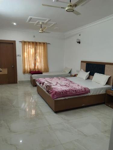 ein Schlafzimmer mit einem großen Bett in einem Zimmer in der Unterkunft Hotel Jyoti palace khajuraho in Khajurāho