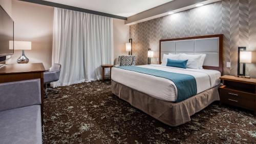 Ένα ή περισσότερα κρεβάτια σε δωμάτιο στο Best Western Premier Ankeny Hotel