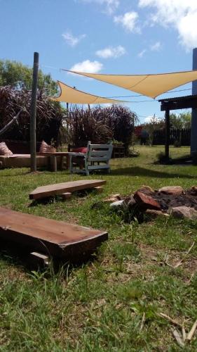 een picknicktafel en een bank in een park bij Casa para 6 in Rocha