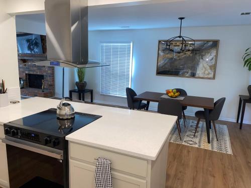 eine Küche und ein Esszimmer mit einem Herd und einem Tisch in der Unterkunft Home away from home in Atlanta