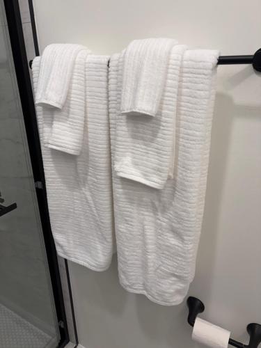 eine Gruppe Handtücher, die auf einem Handtuchhalter im Bad hängen in der Unterkunft Home away from home in Atlanta