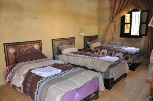 Ένα ή περισσότερα κρεβάτια σε δωμάτιο στο Auberge jawahir aguerd