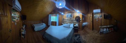 Ένα ή περισσότερα κρεβάτια σε δωμάτιο στο Chalé das Pedras - Refúgio de Paz em meio à Natureza