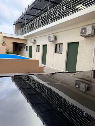 Piscina a Milos Hostel o a prop