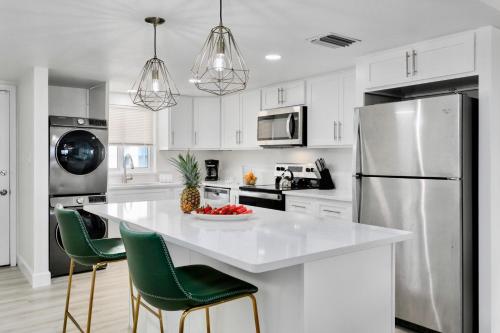 Una cocina o cocineta en Cocoa Beach Towers 52