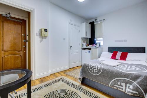 a bedroom with a bed and a bathroom at London Hamilton Hotel in London