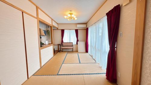 Un pasillo de una habitación con un pasillo. en Green Lodge, en Yomitan