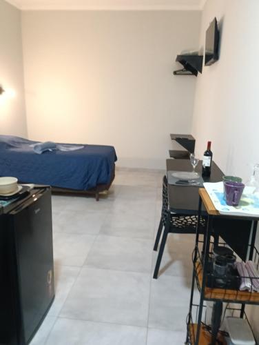 Camera con letto, TV e tavolo di Apto 06 - Canarinhos a Três Lagoas