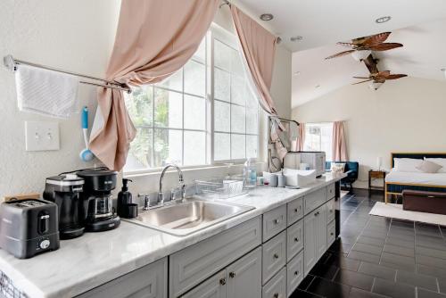 Tiện nghi pha trà/cà phê tại Adorable studio In Oakland Zoo Neib