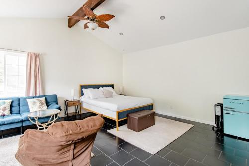 Khu vực ghế ngồi tại Adorable studio In Oakland Zoo Neib