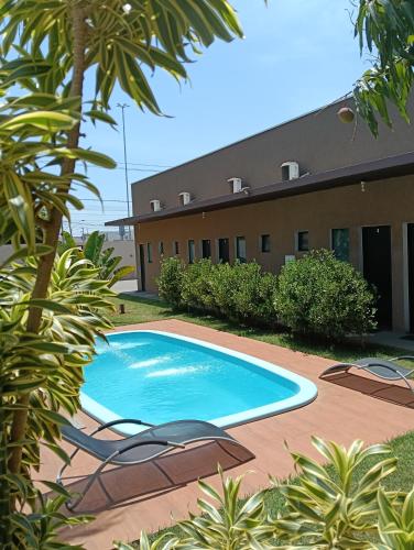 una piscina di fronte a un edificio di Apto 06 - Canarinhos a Três Lagoas