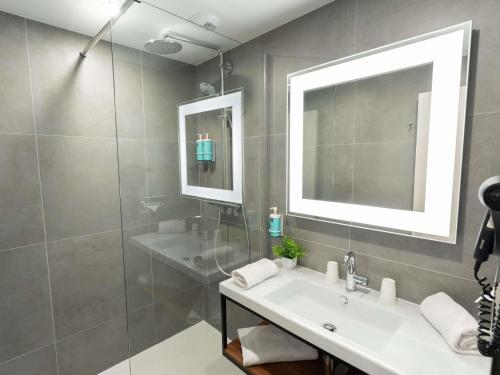 نوفوتيل أونتيب صوفيا أونتيبوليس في فالبون: حمام مع حوض و مرآة و دش