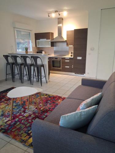 Η κουζίνα ή μικρή κουζίνα στο calme, jardin, pres Disneyland