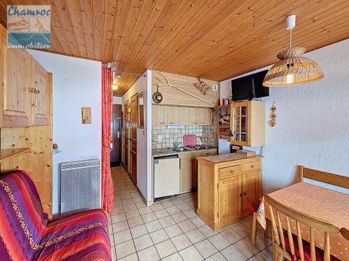 Η κουζίνα ή μικρή κουζίνα στο Studio lumineux avec balcon exposé Sud et parking à La Chapelle-d'Abondance - FR-1-692-116