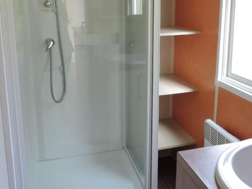 Ένα μπάνιο στο Mobil-home avec Terrasse pour 4 personnes - API-1-52-930