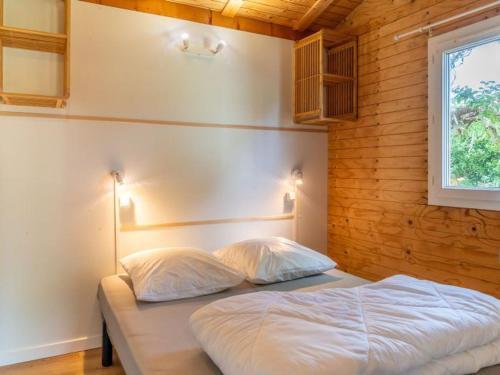 Ένα ή περισσότερα κρεβάτια σε δωμάτιο στο Chalet avec Terrasse à Tréguennec pour 4 personnes - API-1-52-944