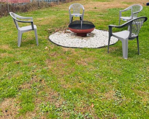 Κήπος έξω από το Cozy 3 Bedroom Home with Garage