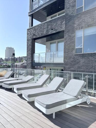 eine Reihe von Liegen auf einem Gebäude in der Unterkunft Modern Downtown SLC in Salt Lake City