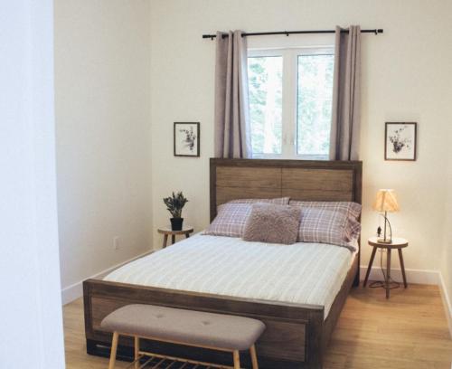 Tubside Tranquility Tobermory Winter Retreat في توبيرموري: غرفة نوم بسرير كبير ونافذة