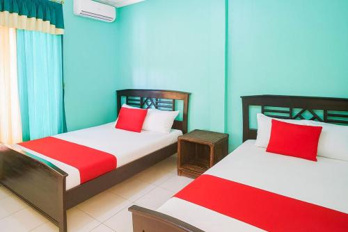 Ένα ή περισσότερα κρεβάτια σε δωμάτιο στο Pondok HJP Pangandaran Mitra RedDoorz