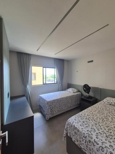 um quarto com duas camas e uma janela em Refugio em bananeiras em Bananeiras