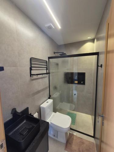 um banheiro com vaso sanitário, chuveiro e pia em Refugio em bananeiras em Bananeiras