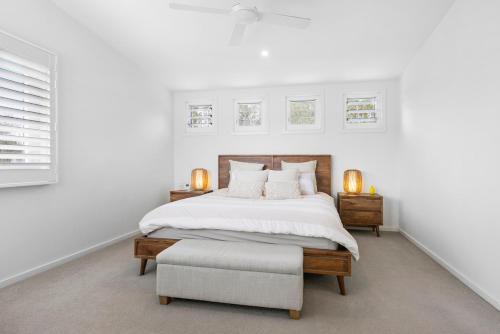 En eller flere senge i et værelse på Coastal Oasis BBQ, Fire Pit & Heated Pool Sleeps 8