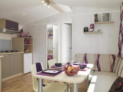 Η κουζίνα ή μικρή κουζίνα στο Mobil-home 29m² avec Terrasse à Loudéac - API-1-52-924