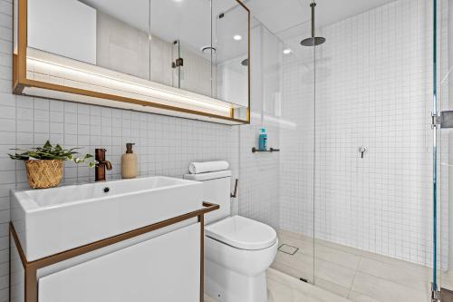 Galleria on the Glen - High floor deluxe apartment في غلين وافرلي: حمام مع مرحاض ومغسلة ودش