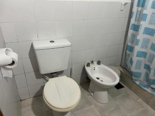 サンタ・テレシータにあるLo de Nelly en Santa Teresita Pta Bajaの白いバスルーム(トイレ、ビデ付)