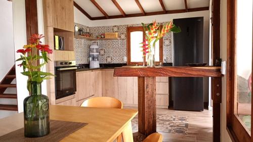 Rural Cabin Among Clouds في Támesis: مطبخ مع طاولة و مزهرية مع الزهور