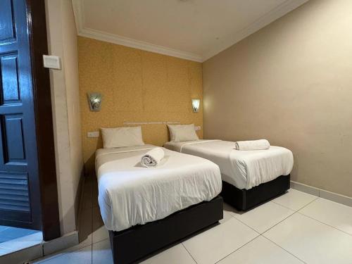 a room with two beds in a room at Kesuma Villa Exclusive Stay in Parit Raja