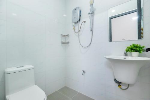 a white bathroom with a toilet and a sink at Hà Giang Homestay - Nhà phố Du lịch Biển Vũng Tàu Gần bãi biển Long cung in Vung Tau