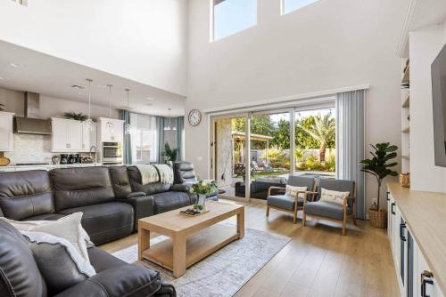 Χώρος καθιστικού στο Modern & Bright 5BR|Near Stadium Westgate w/ Pool