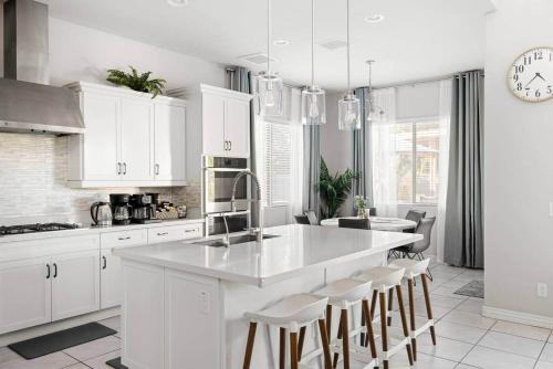 Η κουζίνα ή μικρή κουζίνα στο Modern & Bright 5BR|Near Stadium Westgate w/ Pool