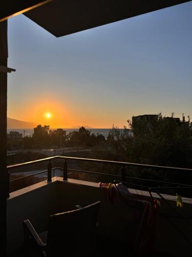 puesta de sol desde el balcón de una casa en Vlore Radhimë Vacation Home, en Vlorë