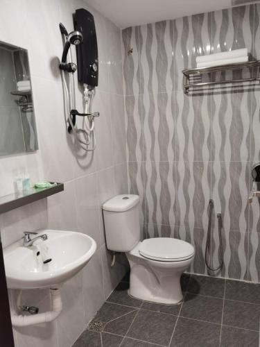 ein Badezimmer mit Toilette und Waschbecken in der Unterkunft MORNINGS HOTEL in Sungai Petani