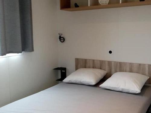 Ένα ή περισσότερα κρεβάτια σε δωμάτιο στο Mobil home 30m² avec terrasse à Tréguennec pour 6 personnes - API-1-52-950