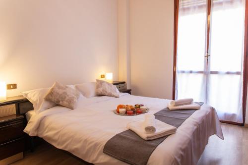 Ένα ή περισσότερα κρεβάτια σε δωμάτιο στο Spacious 6-Guest Home 8 min To Metro & Free Parking