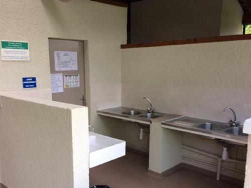 Baño público con 2 lavabos en una habitación en Chalet avec terrasse pour 4 personnes à Oloron-Sainte-Marie - API-1-52-954, en Bidos