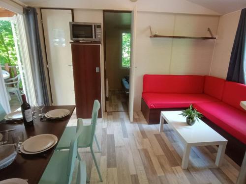 Un lugar para sentarse en Mobil-home avec Terrasse à Mauléon-Licharre - API-1-52-951