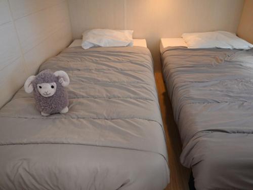 Ένα ή περισσότερα κρεβάτια σε δωμάτιο στο Mobil-home 30m² pour 6 pers. avec Terrasse - API-1-52-961