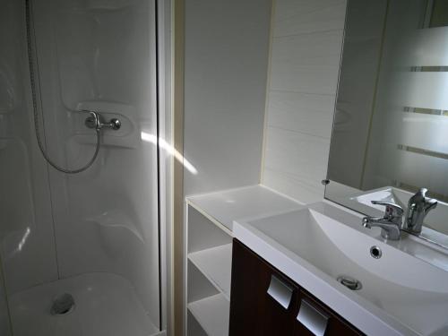 Ένα μπάνιο στο Mobil-home 30m² pour 6 pers. avec Terrasse - API-1-52-961