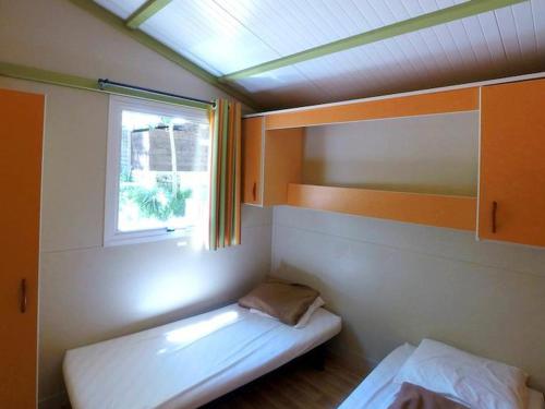 Chalet 35m² avec Terrasse à Soubès - API-1-52-979 في Soubès: غرفة صغيرة بها سرير ونافذة