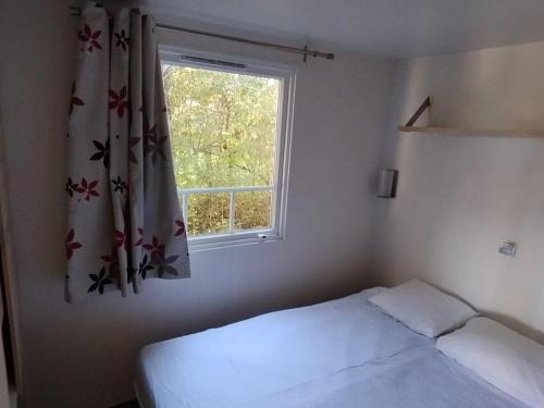 Ένα ή περισσότερα κρεβάτια σε δωμάτιο στο Mobil home confortable avec terrasse pour 6 personnes - API-1-52-986